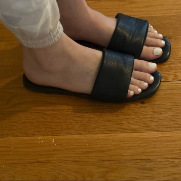 Black slide sandals for women - Picture 3 of 5